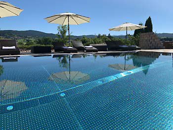 Pool im Hotel für Sommerferien im Bayerischen Wald